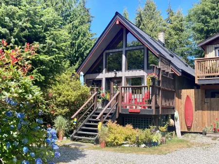 The Hacienda on South Chesterman. One minute walk to the beach. Relax and Unwind