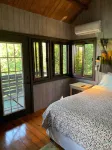 Stunning Temple Tree House, pool! Romantic Beach Getaway on 1 acre