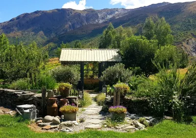 Beautiful French Style Cottage with an Outdoor Bath AJ哈克特卡瓦勞大橋蹦極中心附近的飯店