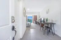 Newly Renovated apartment with swimming pool and ocean view #3