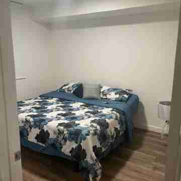 Comfy 1 bedroom 10 minutes from Everything Rooms