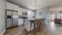 Spread out - Renovated 5BR+Loft, Sleeps 12+ Hotels in Aurora