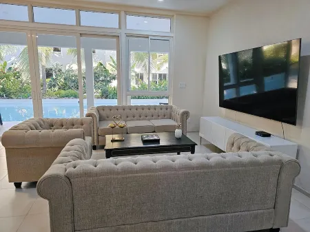 Exquisite Barbados Townhome Отели рядом с достопримечательностью «Довер Бич»