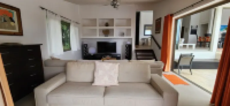 In a quiet, popular subdivision, villa with pool, view of Moorea, 5 bedrooms Hotels in Punaauia