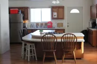 Private Loft Cottage, w/ bedroom, close to Kern River. Pet friendly. Sleeps 8 Hotels in Kernville