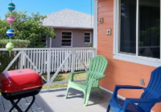"Sweet Ting" Charming 3-bedroom cottage in Spanish Wells, Just Steps to beach 酒店