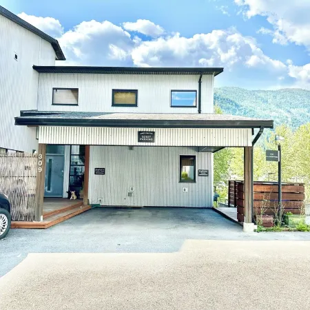 Walk everywhere from Railtown Suite! + spacious, beautiful, & comfortable.