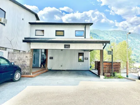 Walk everywhere from Railtown Suite! + spacious, beautiful, & comfortable.