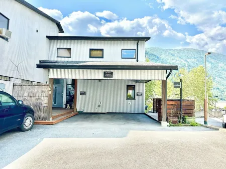 Walk everywhere from Railtown Suite! + spacious, beautiful, & comfortable. Отели рядом с достопримечательностью «Парк Лейк Сайд»