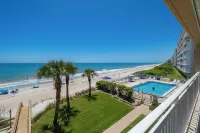 Oceanfront condo-steps from the beach! -Sleeps 4 2BR 2BTH on the 3rd floor