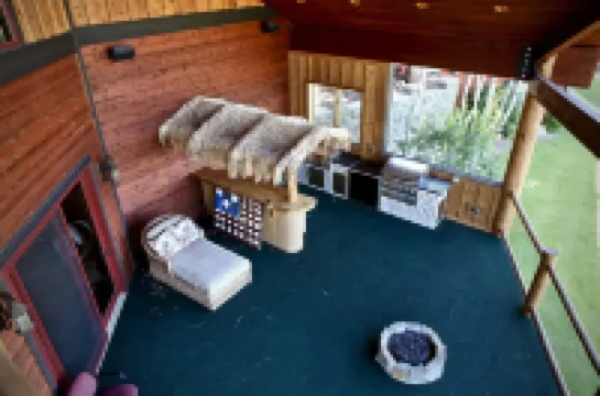 14,229sqft Estate on 8ac w/ 4100sqft Guest home TikiBar HotTub Overlooking GNP!