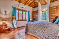 Tropical Oasis, Steps From Beach, Cafés, Shops. Private Pool. Walk Everywhere.
