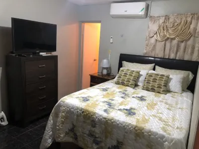 Zenith's home in Portmore فنادق في 