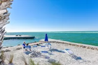 Beautiful Ground Floor Siesta Key  Unit Heated Pool,  Beach and Fishing Pier