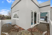 Hamilton house - private, central & sunny!