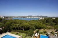 Luxury apartment with beautiful views, private pool and beach access