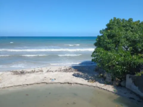 Ocean view apartment,with pool within reach ,AC with WiFi newly redone,discount Hoteles en Discovery Bay