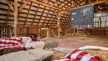 Hocking Hills Retreat with Sauna, Hot Tub, Movie Theater, Fire Pit