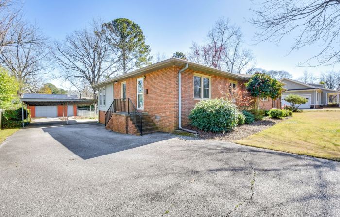 1 Mi to Dwtn Shops and Dining Spacious Family Home