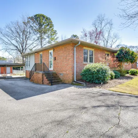 1 Mi to Dwtn Shops and Dining Spacious Family Home