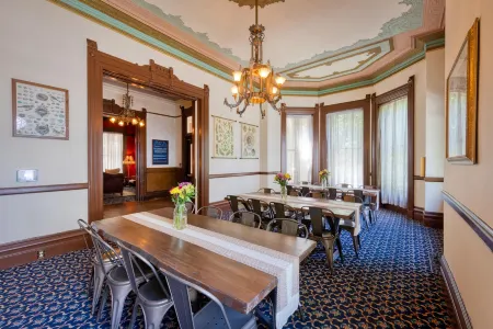 HI Sacramento Hostel Отели рядом с достопримечательностью «McClatchy Library»