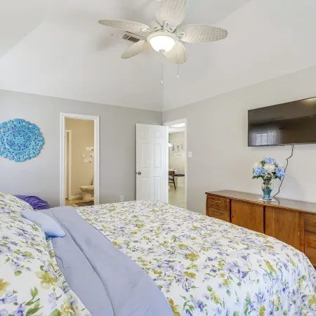 Swim and Unwind Pet-Friendly Home in Spring! 스프링 호텔