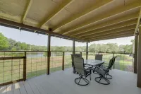 5 Mi to Splashway Waterpark Cabin in Rock Island Hotel di Colorado County