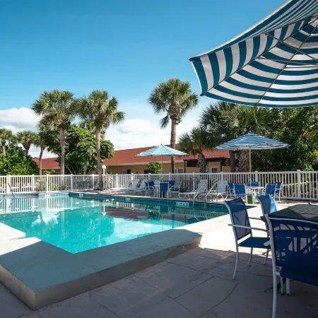 Island Sun Inn & Suites - Historic Venice & Beach Getaway
