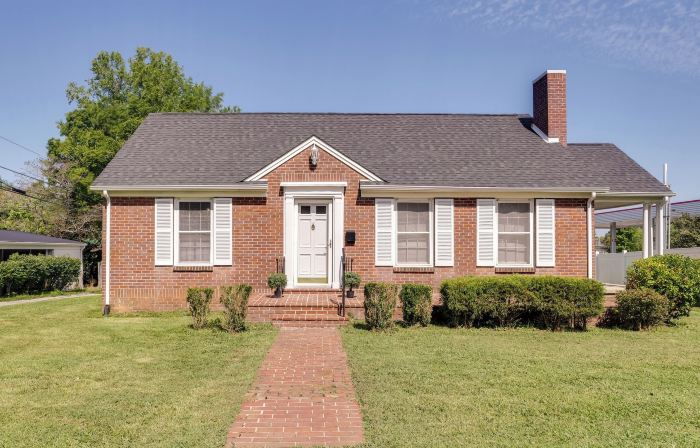 Charming Tullahoma Stay w/ Great Walkable Location