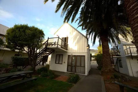Akaroa Village Inn Отели в г. Такамачуа