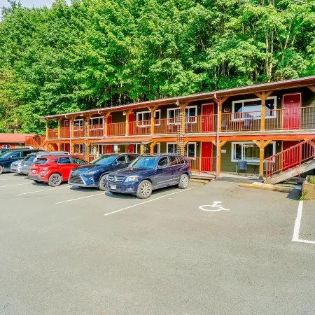 Holiday Motel & RV Resort