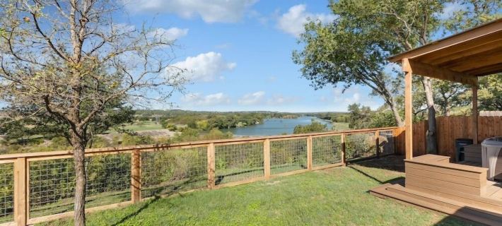 Guadalupe Bluff Farmhouse 3 Bedroom Home by Redawning Hotels in Kerr County