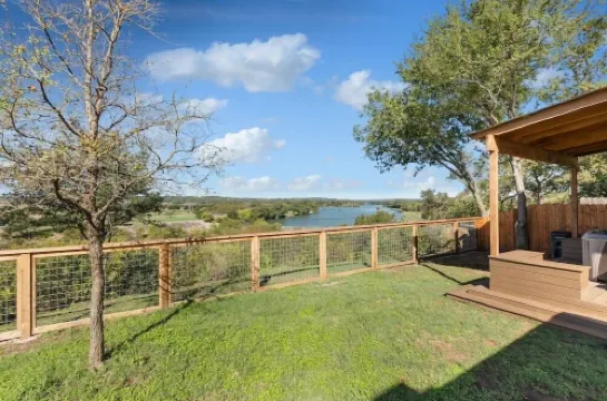 Guadalupe Bluff Farmhouse 3 Bedroom Home by Redawning - موقف سيارات