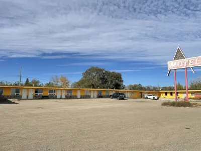 Dundurn Motel Hotels in 