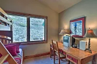 Steps to Gondola! Hot Tub Haven in Breckenridge - ที่มีสปา