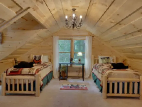 Cozy Cabin with ADA accessible, golfing, hiking,, beach, tennis, and more! โรงแรมในPickens County