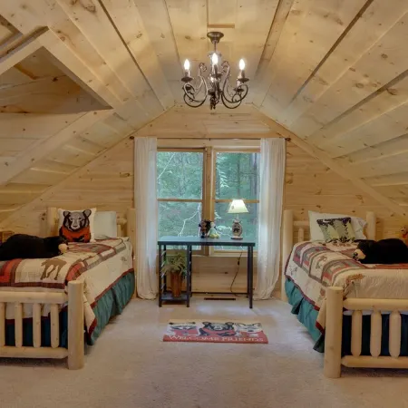 Cozy Cabin with ADA accessible, golfing, hiking,, beach, tennis, and more!