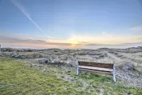 Sanderling Sea Cottages, Unit 3 w/ Private Balcony Hotels in Waldport