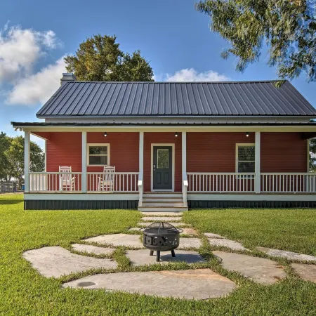Peaceful Schulenburg Farmhouse w/ Fire Pit & Games