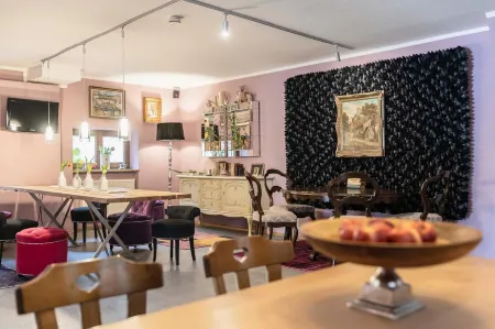 Villa Fantasia Budget Boutique Hotel Отели рядом со станцией Дым