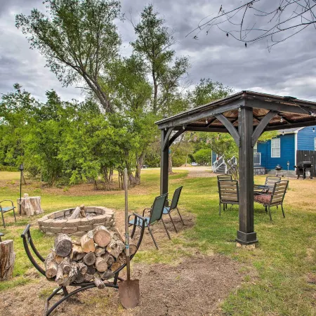 Pottsboro Home w/ Fire Pit < 1 Mi to Lake Texoma!