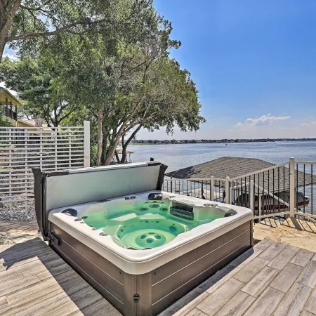 Lavish Lake House, Near Vineyards and Marinas!