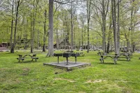 Pocono Lake Cabin w/ Screened Patio: Near Skiing! - Alojamientos