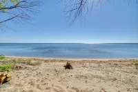 Cozy Cottage with 600 of Green Bay Frontage and Dock! - WiFi