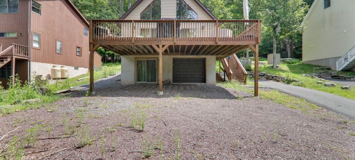 Large Deck + Resort Amenities: Lake Ariel Retreat Ξενοδοχεία στην πόλη Wayne County