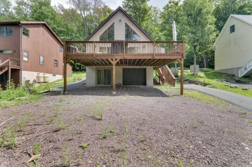 Large Deck + Resort Amenities: Lake Ariel Retreat - Wifi