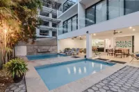Vela's Condos Ocean Front - ที่มีสระว่ายน้ำ