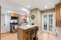 Beautiful 3Br/3ba Colonial House by Cozysuites