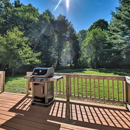 Charming Saco Home w/ Deck, 5 Mi to Beach!