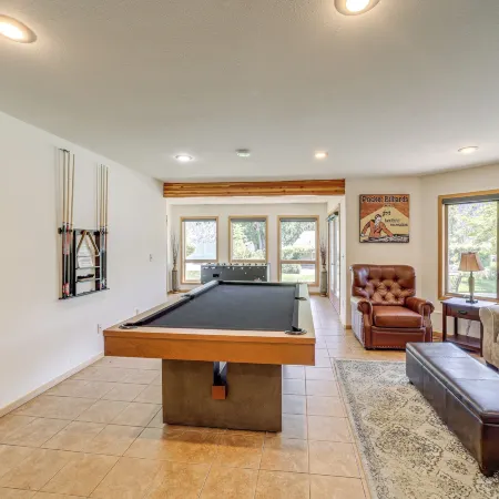 Modern Retreat w/ Hot Tub - Steps to Lake Chelan!